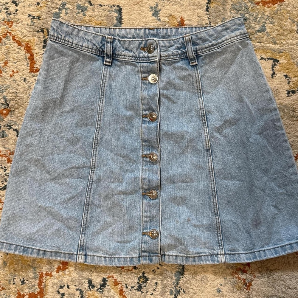 Vintage-Inspired Button-Up Denim Skirt 💙
Size: 6 | Brand: H&M